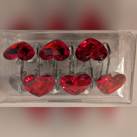 New Heart-Shaped Red Acrylic Curtain Hooks. - Picture 2 of 5